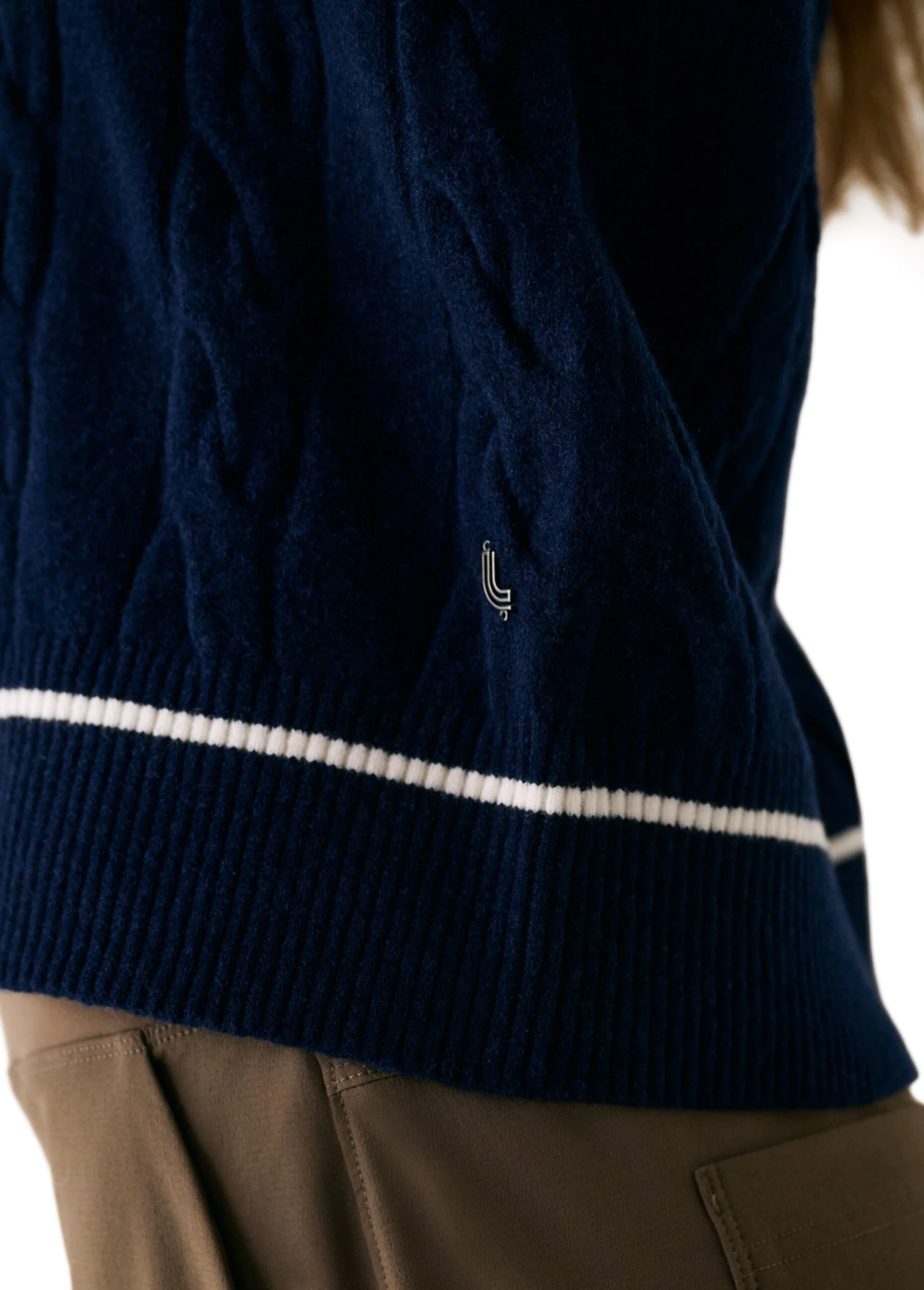 Camila V-Neck 14 Camila V-Neck - Image 12