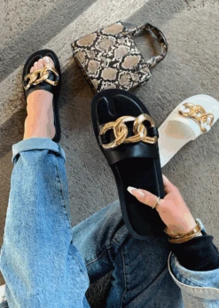 LAVISH LIFESTYLE BLACK SANDAL