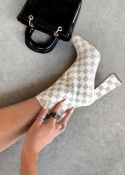 WALK IN THE CITY CREAM BOOTIES