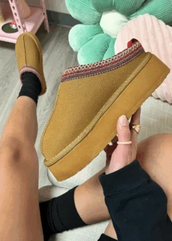 CUTENESS ALERT CHESTNUT PLATFORM SLIPPER